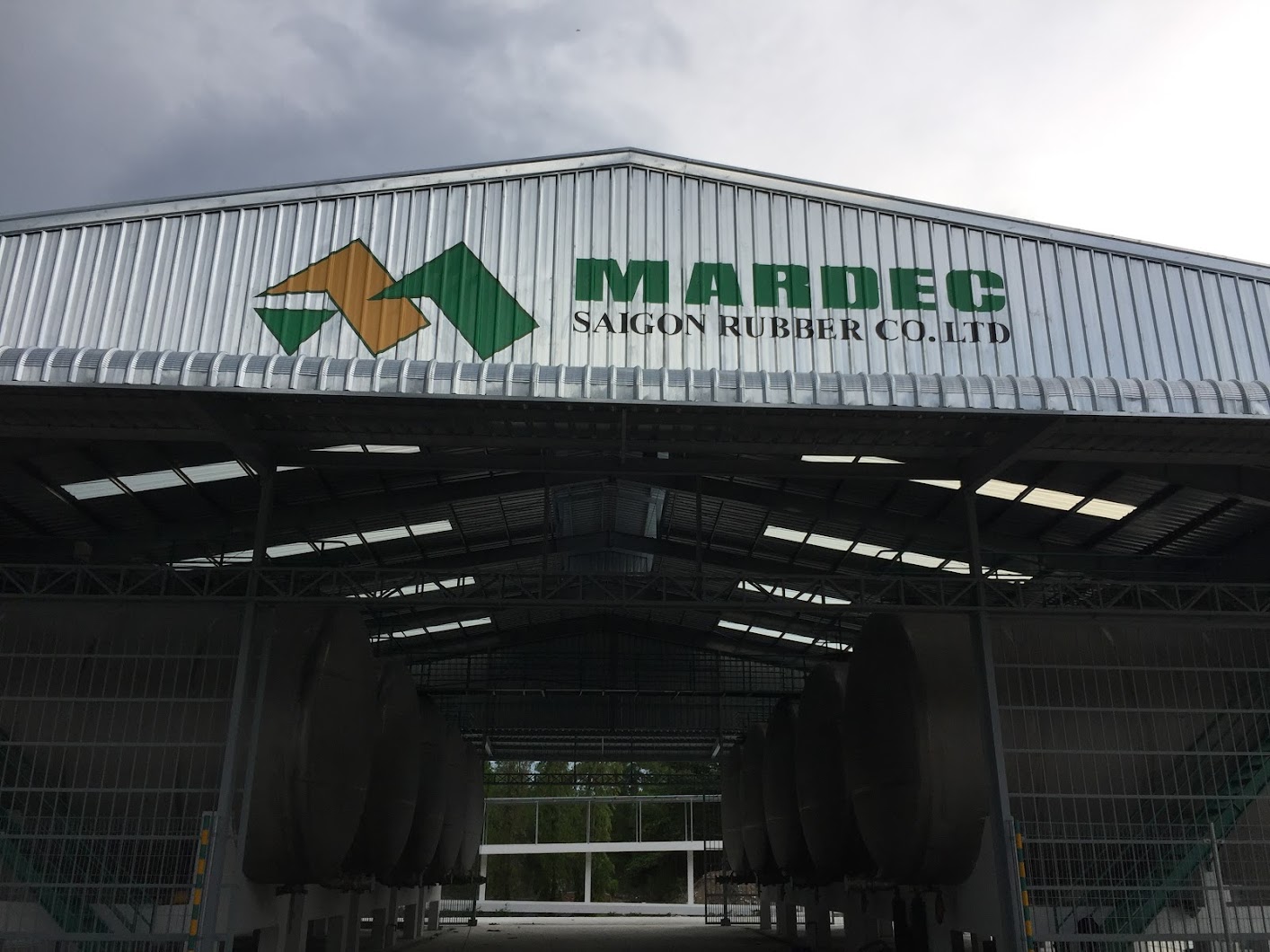 thi công logo lớn trên mái tôn nhà xưởng