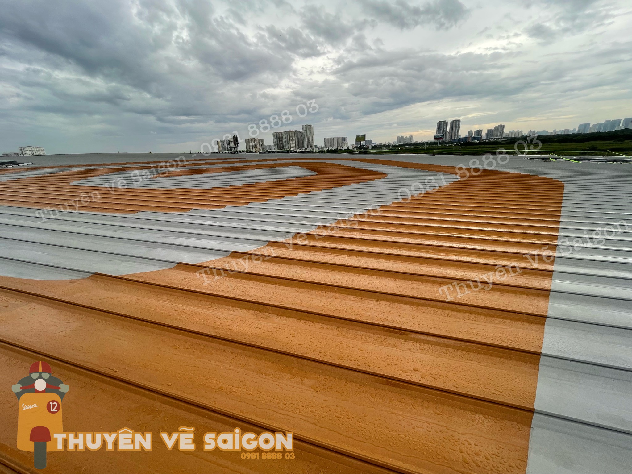 Dịch Vụ Sơn Logo Trên Mái Tôn Nhà Xưởng Chuyên Nghiệp, Bền Đẹp Nhiều Năm 4 Logo công ty trên mái tôn nhà xưởng nhìn từ trên cao bằng flycam