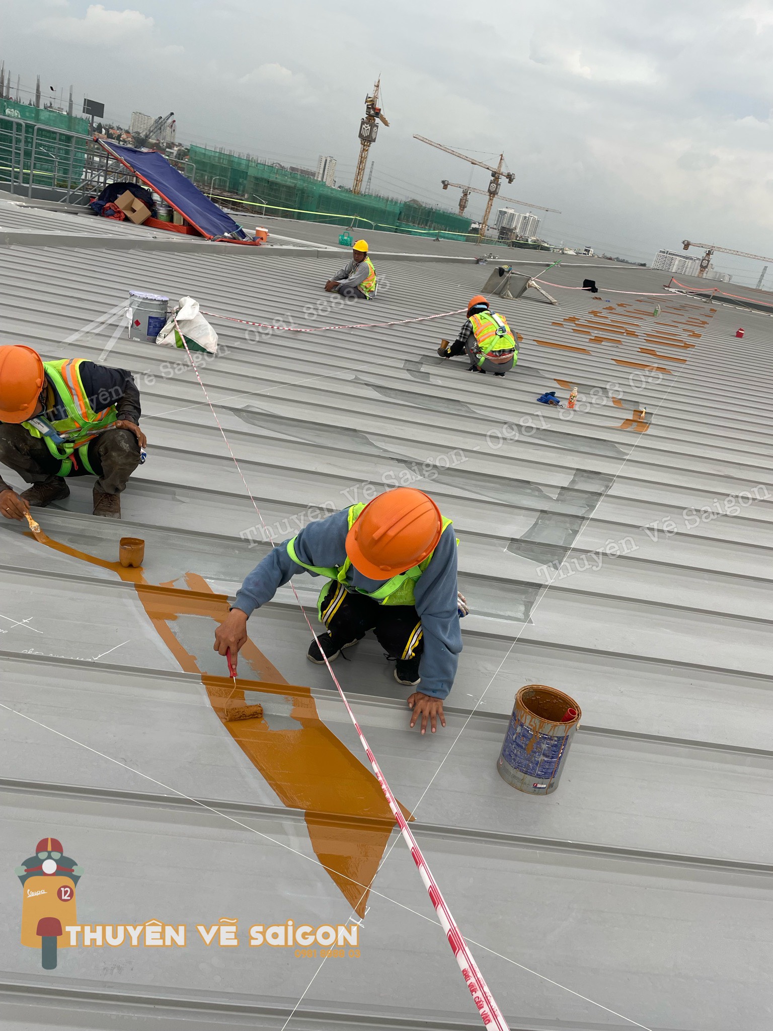 Dịch Vụ Sơn Logo Trên Mái Tôn Nhà Xưởng Chuyên Nghiệp, Bền Đẹp Nhiều Năm 3 Quá trình thi công sơn logo trên mái tôn nhà xưởng chuyên nghiệp