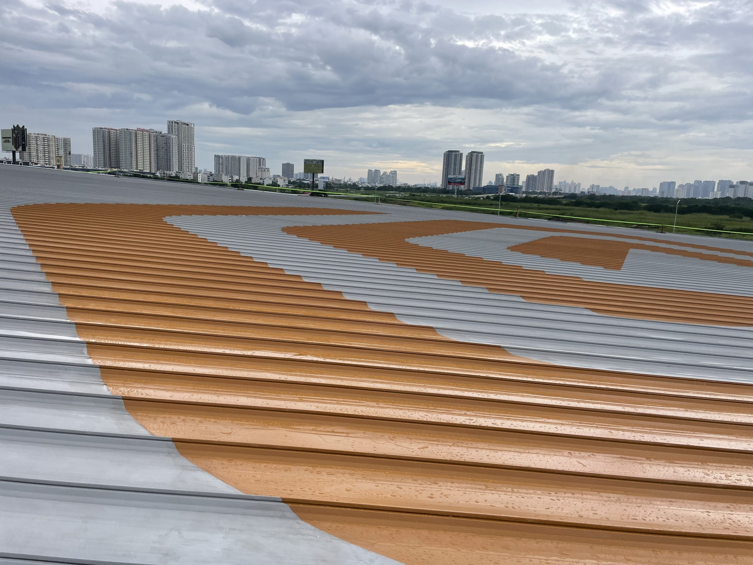 Dịch Vụ Sơn Logo Trên Mái Tôn Nhà Xưởng Chuyên Nghiệp, Bền Đẹp Nhiều Năm 1 Sơn logo trên mái tôn nhà xưởng quảng cáo thương hiệu từ trên cao