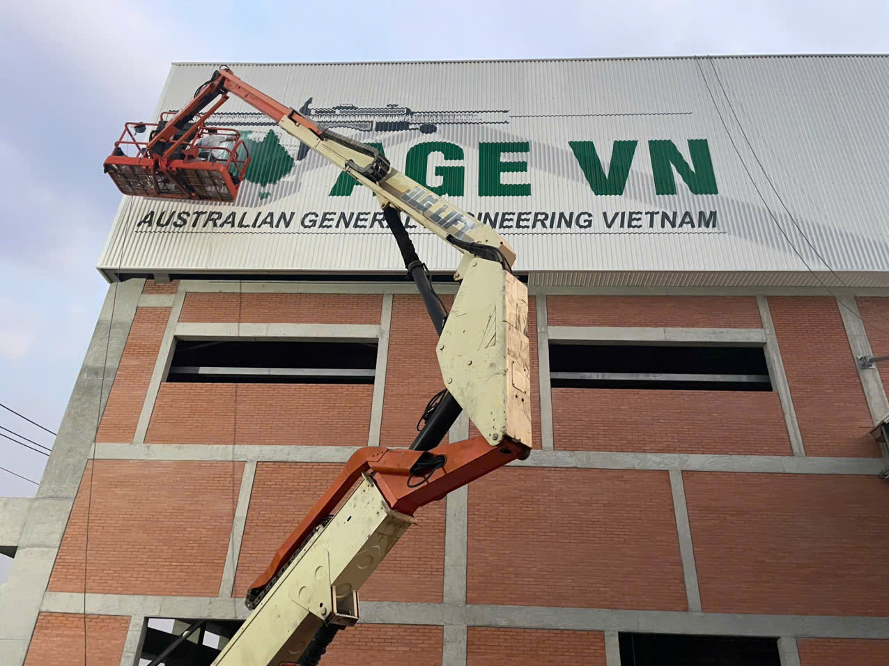 thi công sơn lại logo nhà xưởng trên mái tôn