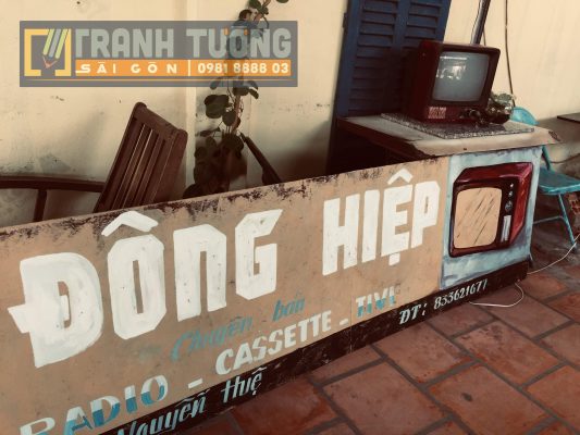 Xu hướng giới trẻ sài gòn nay thì rất ưa thích phong cách vẽ bảng hiệu này , khách hàng xem Youtube, xem hình ảnh bảng hiệu xưa và tìm đến rất nhiều . Khách hàng còn mong muốn là thể hiện được đúng cái tinh thần của sự hoài cổ và bản chất của từng cửa hàng 1 . Không chỉ đơn thuần là 1 tấm bảng quảng cáo giữa mỗi lớp sơn màu còn là gu thẩm mỹ và cả câu chuyện mà chủ cửa hàng muốn gửi gắm có thể thấy phong cách này sẽ có tiếp tục phát triển và phổ biến hơn nữa trong tương lai. Bên cạnh những họa sĩ lớn tuổi thì cũng ngày càng có nhiều họa sĩ 8X 9X theo đổi phong cách này.