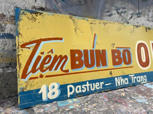 Vẽ bảng hiệu – Hơi thở xưa giữa lòng phố biển