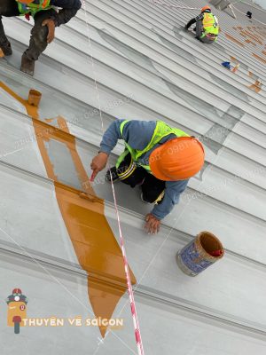 Vẽ logo lớn trên mái tôn nhà xưởng trong khu công nghiệp